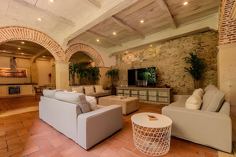 Casa de 5 Hab en la Ciudad Amurallada con Piscina