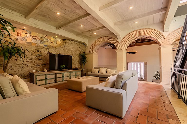 Casa de 5 Hab en la Ciudad Amurallada con Piscina