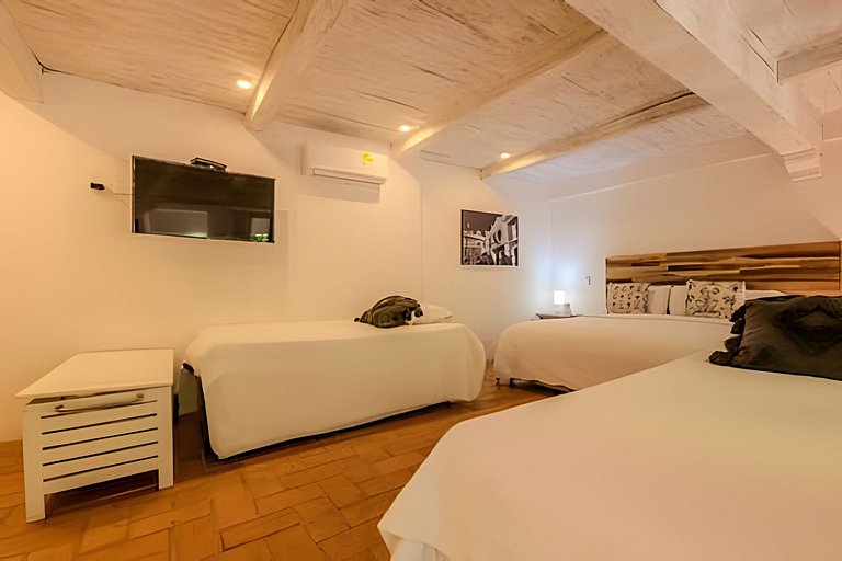 Casa de 5 Hab en la Ciudad Amurallada con Piscina