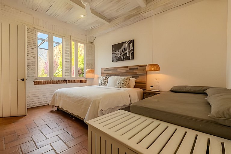 Casa de 5 Hab en la Ciudad Amurallada con Piscina