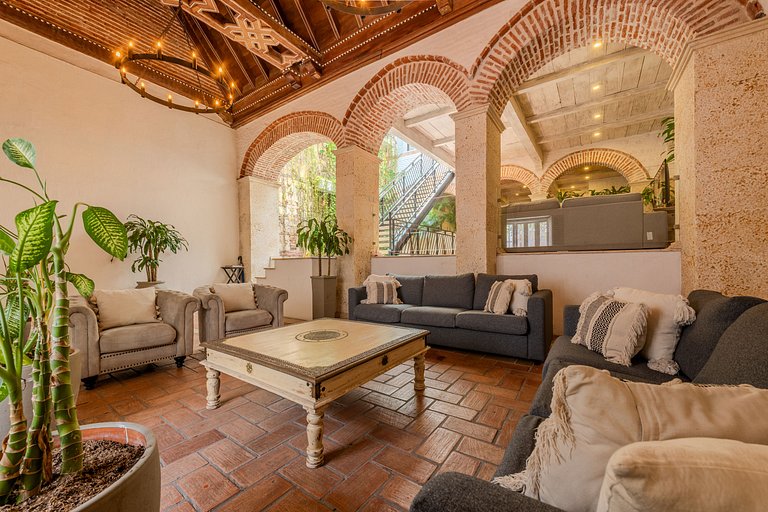 Casa de 5 Hab en la Ciudad Amurallada con Piscina