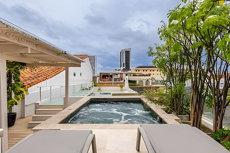 Ultra Luxury Rooftop Villa· Private Pool & Jacuzzi